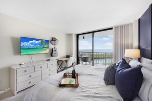 Living area - Beachfront Condo With Pool, Gym, Grill and Pickleball (Marco Island)