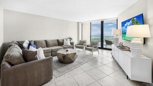 Appartamento, 1 letto king con divano letto (Beachfront condo with pool, gym, gril) | Area soggiorno