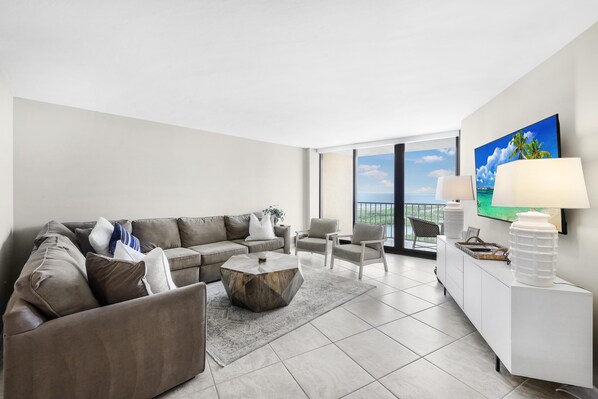 Apartment, 1 King-Bett und Schlafsofa (Beachfront condo with pool, gym, gril) | Wohnbereich