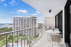 Property grounds - Beachfront Condo With Pool, Gym, Grill and Pickleball (Marco Island)