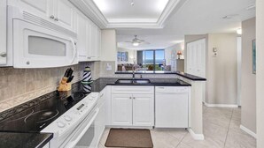 Appartamento, 1 letto king con divano letto (Beachfront condo with pool, gym, gril) | Cucina privata