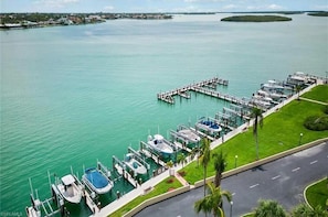 Condo, 1 cama King (Breath-taking waterfront condo with p) | Marina