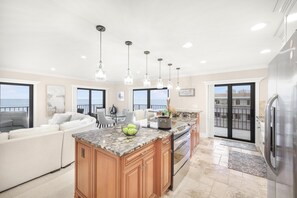 Condo, 1 cama King (Breath-taking waterfront condo with p) | Cozinha privada