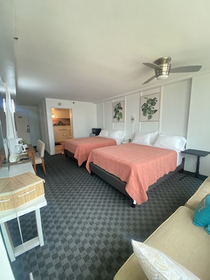 Room - Manager Special!! Oceanside Inn 2 Queen beds and a large sofa! (Daytona Beach)