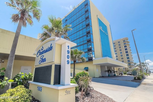 Exterior - Manager Special!! Oceanside Inn 2 Queen beds and a large sofa! (Daytona Beach)