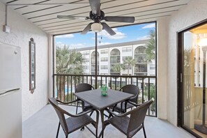 Leilighet, 1 kingsize-seng med sovesofa (Tropical Condo on River with pools, s) | Utendørsservering