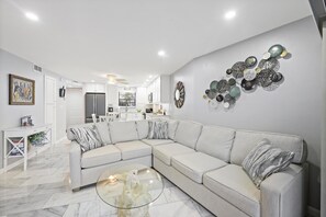 Leilighet, 1 kingsize-seng med sovesofa (Tropical Condo on River with pools, s) | Oppholdsområde