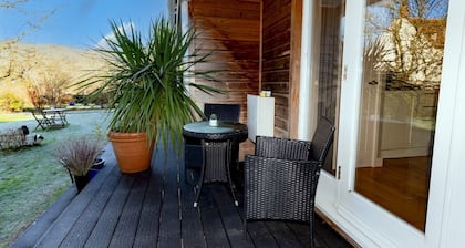 Pass the Keys | Garden Suite 2 Amidst Lush Greenery, Easton, Wells