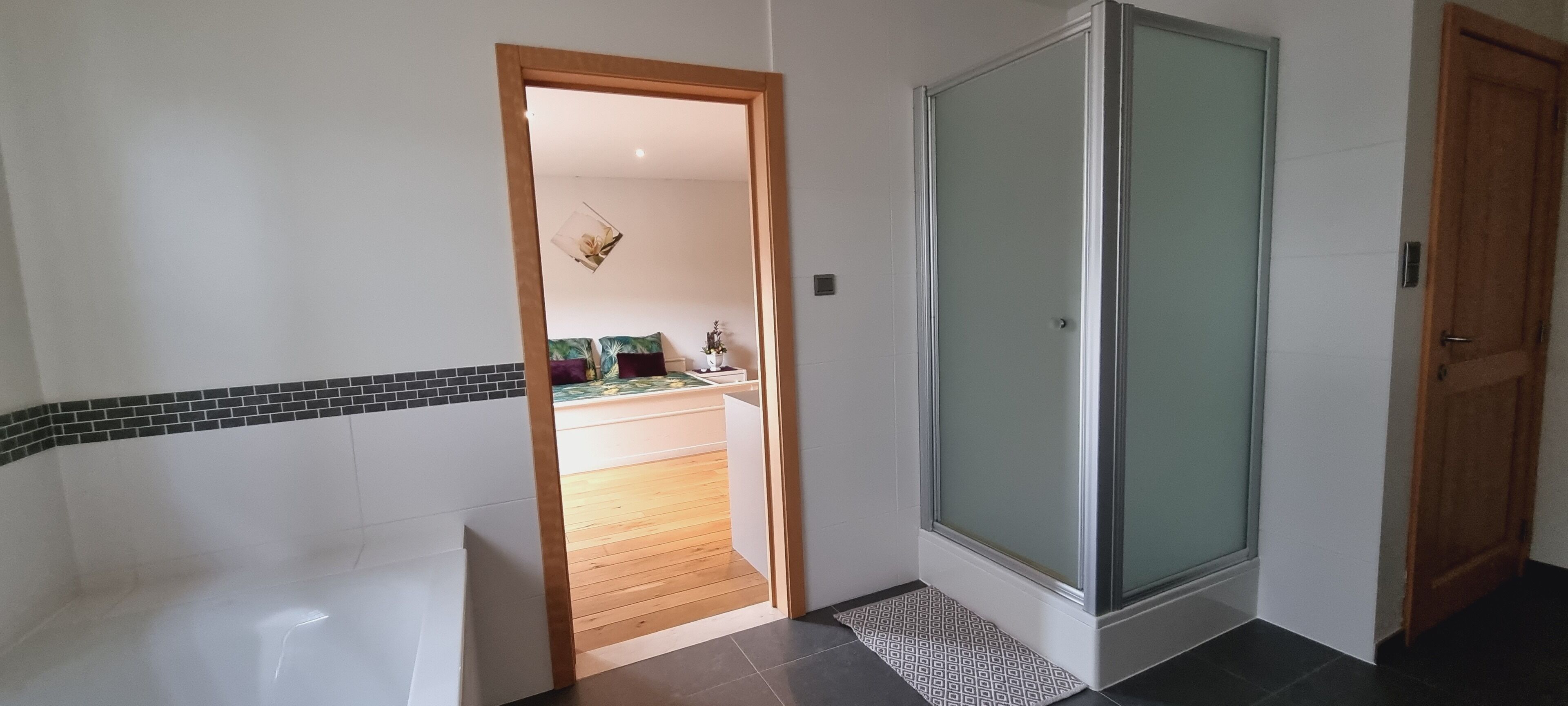 Hårtork, handdukar, tvål och schampo