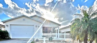 Renovated, Pet Friendly! LIVING IT UP IN THE VILLAGES!! 2bed, 1bath Furnished