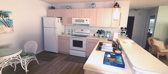 Renovated, Pet Friendly! LIVING IT UP IN THE VILLAGES!! 2bed, 1bath Furnished