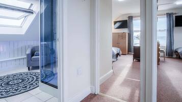 2 bedrooms, iron/ironing board, WiFi