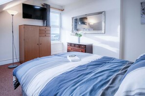 2 bedrooms, iron/ironing board, WiFi