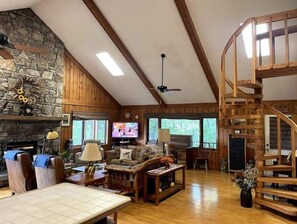 Smart TV, fireplace, video library - Mountain View Panorama. (Fairview)