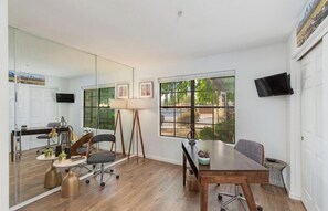 Dining - Premier location in Scottsdale close to Old town & Open- HEATED pool & jacuzzi😎 (Paradise Valley)