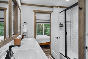 Shower, hair dryer, towels, soap - Cozy Lost Pines Cabin - 15 Acres, Hiking, Campfires, Bastrop, COTA, BBQ (Red Rock)