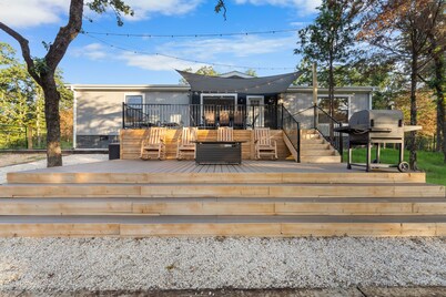 Lost Pines Cabin - 15 Acres, Dog Friendly, Hiking, Campfires, Bastrop, COTA, BBQ