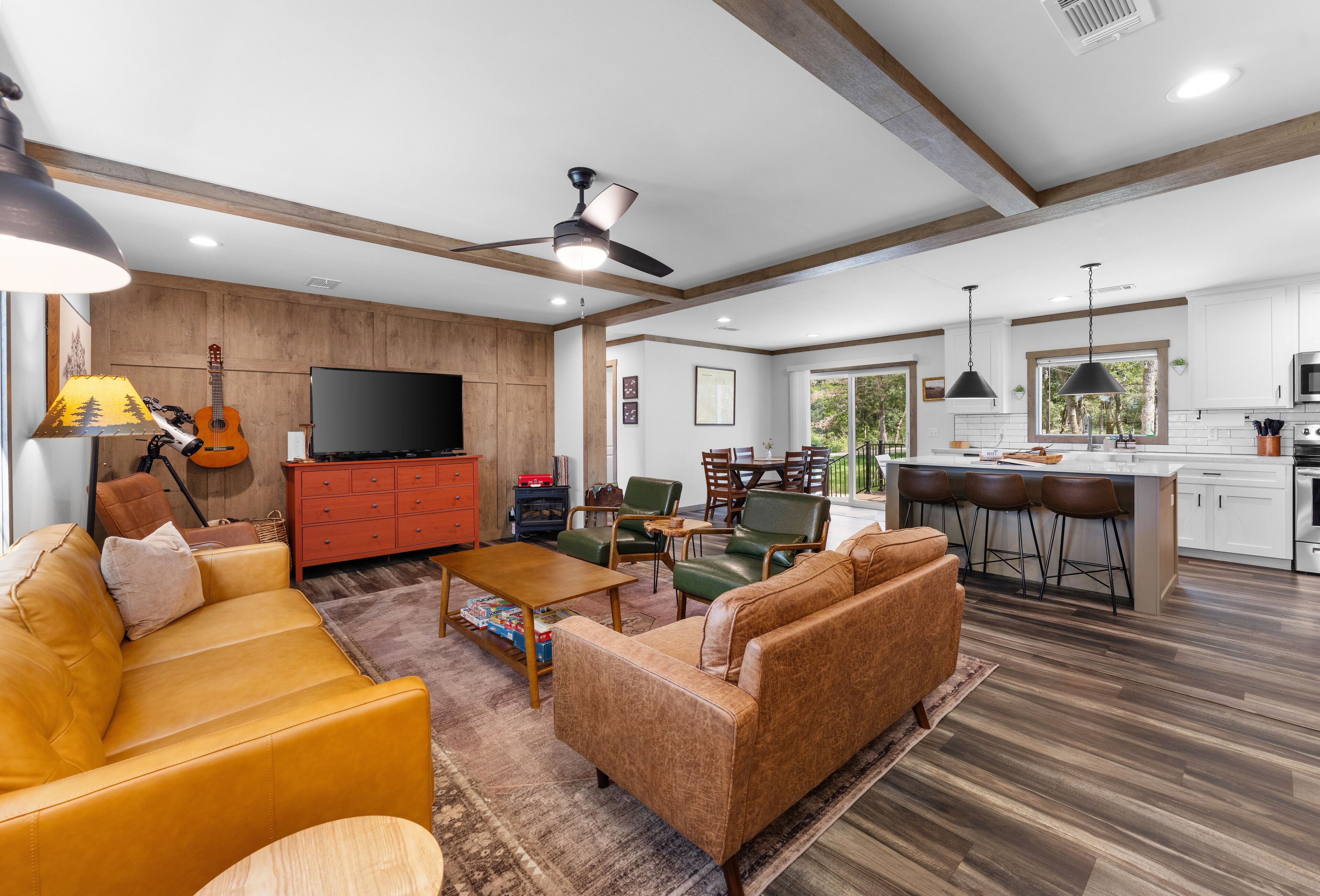 Een smart-tv, een open haard en boeken