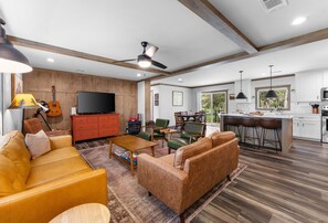 Smart-TV, Kamin, Bücher