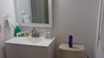 Sèche-cheveux, serviettes fournies, savon, shampoing