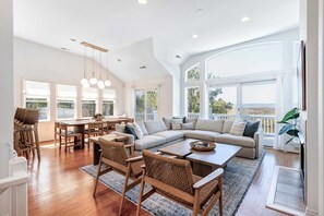 TV, offices - Soundfront, Beach Trolly, Pool, Spa, Resort Access (Corolla)