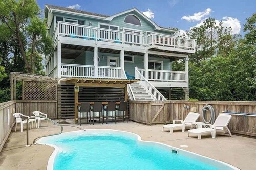 Private Home 5min walk to Beach with Top Deck Spa!