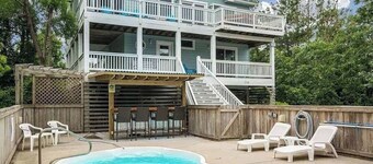 Private Home 5min walk to Beach with Top Deck Spa!