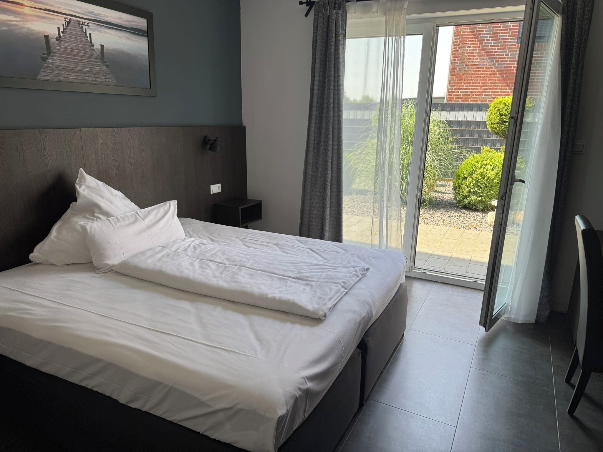 Escritorio, espacio para trabajar con laptop y insonorización 