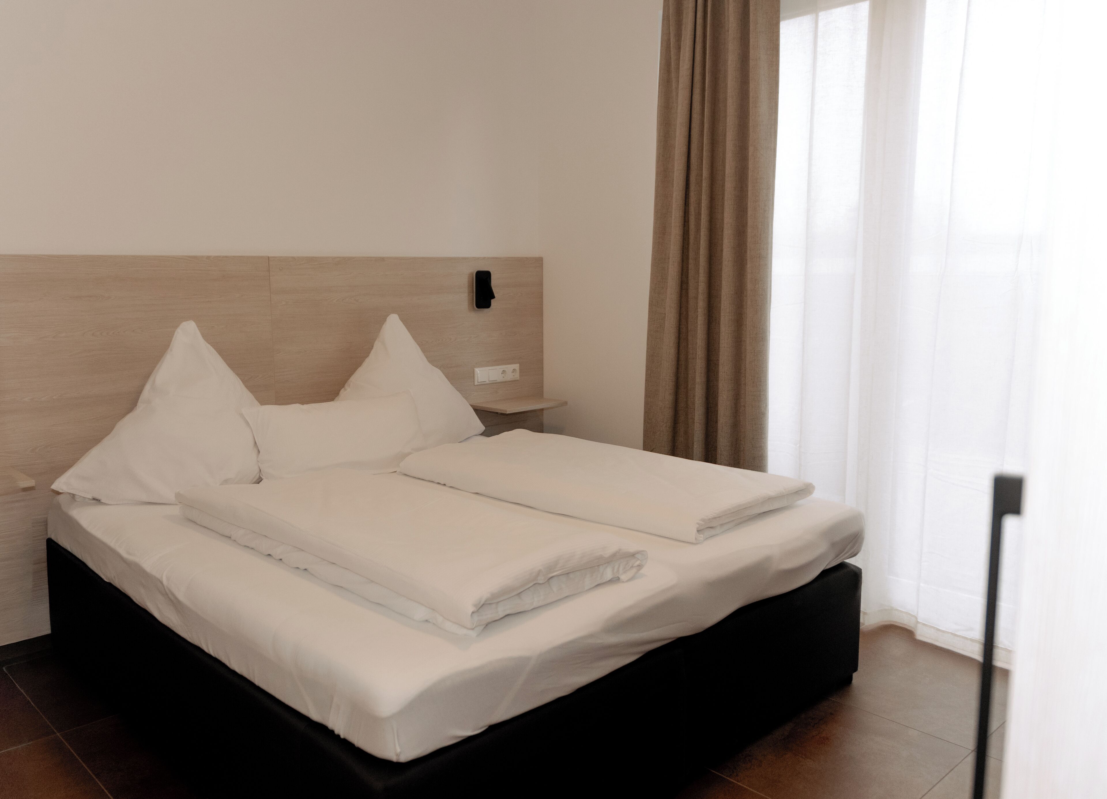 Skrivebord, skrivebord for bærbar PC, lydisolert og wi-fi (inkludert)