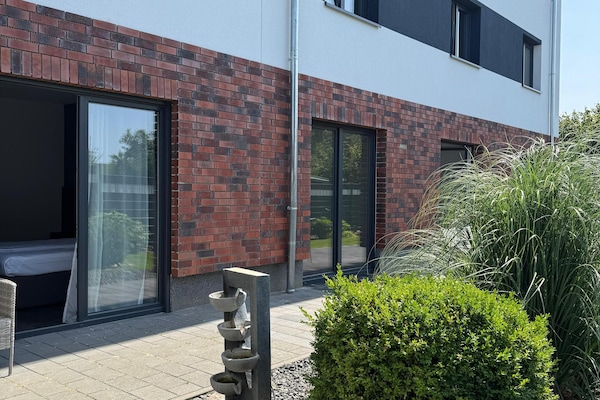 Phòng đôi hoặc 2 giường đơn, trang thiết bị hỗ trợ người có khó khăn khi di chuyển, hiên | Hiên