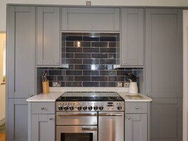 Electric kettle, toaster, cookware/dishes/utensils