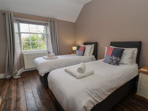 5 bedrooms, individually decorated, individually furnished, free WiFi - Wayside House (Craven Arms)