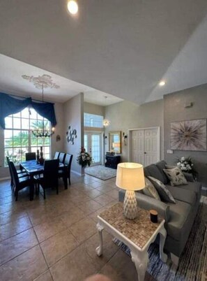 Interior - Villa Nicol (Cape Coral)