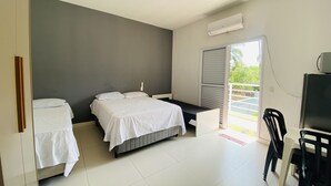 Un dormitorio con dos camas, un escritorio y una silla.