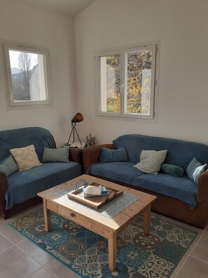 Smart TV - Le lac et la Rivière au Bout du Jardin au Pied du Rocher (Roquebrune-sur-Argens)