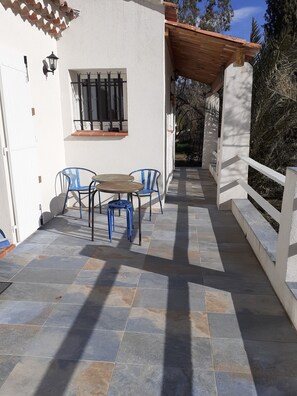 Outdoor dining - Le lac et la Rivière au Bout du Jardin au Pied du Rocher (Roquebrune-sur-Argens)