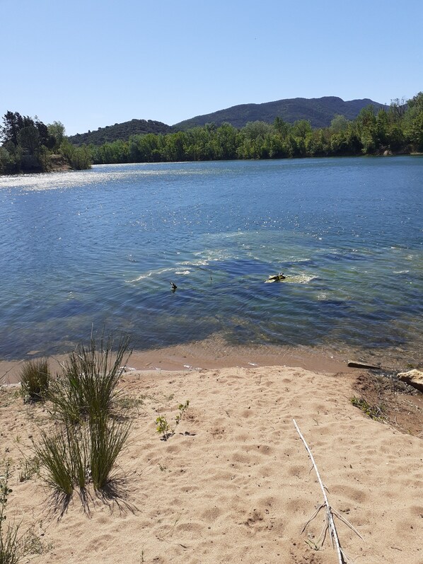 Beach - Le lac et la Rivière au Bout du Jardin au Pied du Rocher (Roquebrune-sur-Argens)