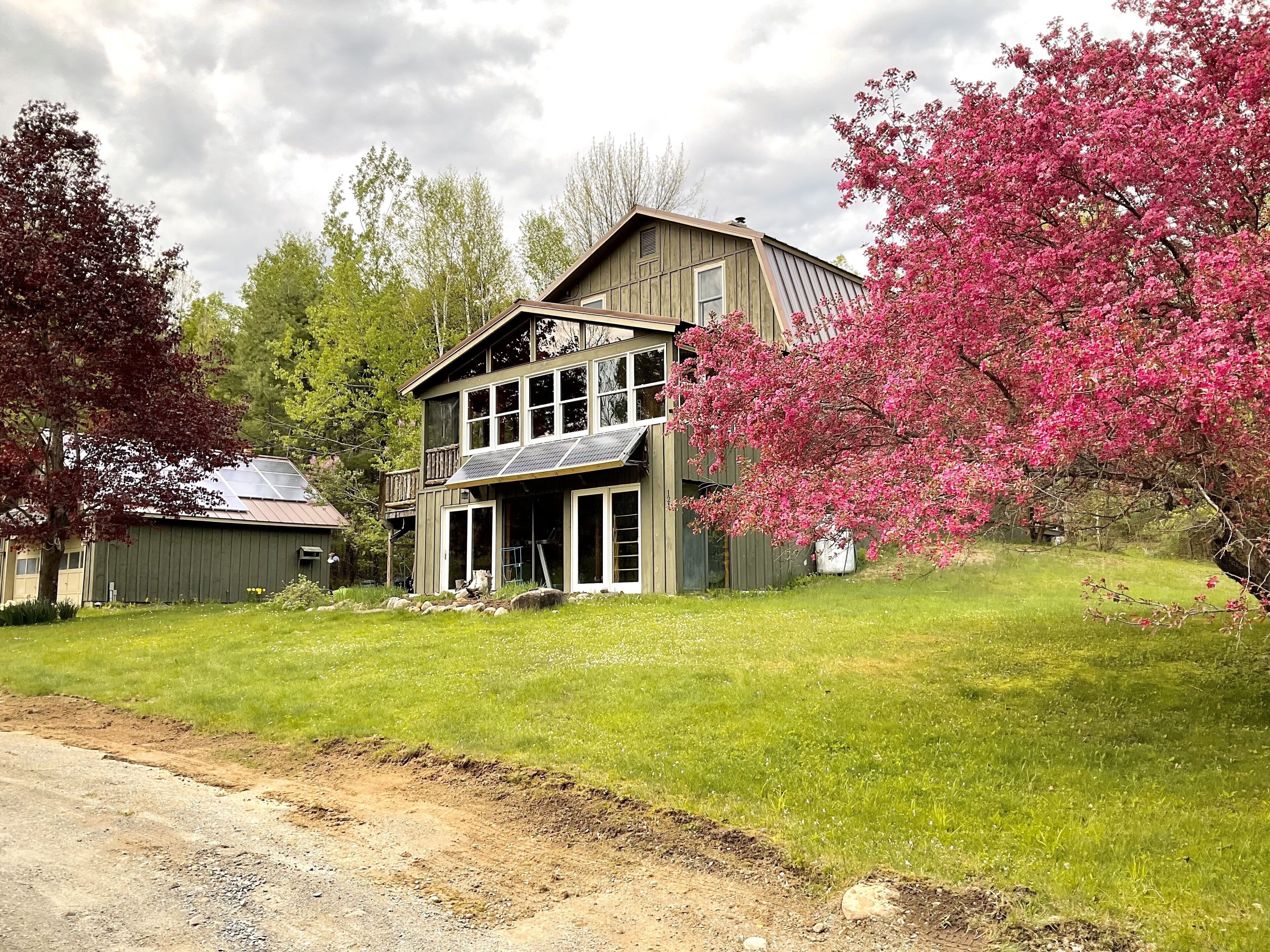 Quiet, cozy, four season, creek side getaway near Gore Mountain