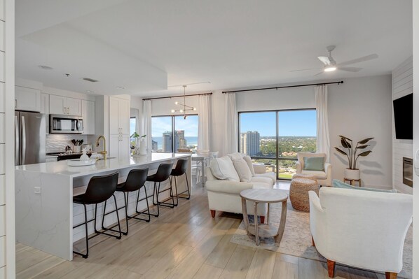 TV - Luxury 2BR Oasis at Sandestin: Scenic Balcony, Sun Deck, Spa Access & Beach Access (Miramar Beach)