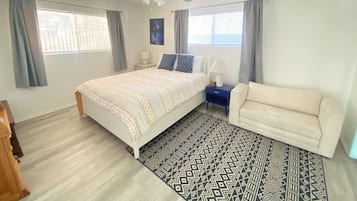 1 habitación, tabla de planchar con plancha y cuna de viaje