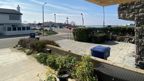 Une vue sur la côte avec un panneau de signalisation, un mur de pierre et une promenade pavée.