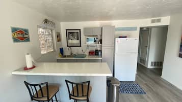 Refrigerador, microondas, parrilla de estufa y cafetera y tetera