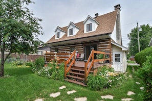Exterior - Charmante, spacieuse maison canadienne/Charming and very spacious Canadian house (Saint-Jérôme)