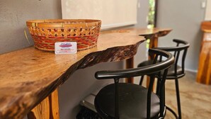 A wooden bar counter with a woven basket and a name tag. - Casa Cariad *Cottage house near Playa Bejuco*

 (Provincia de Puntarenas)