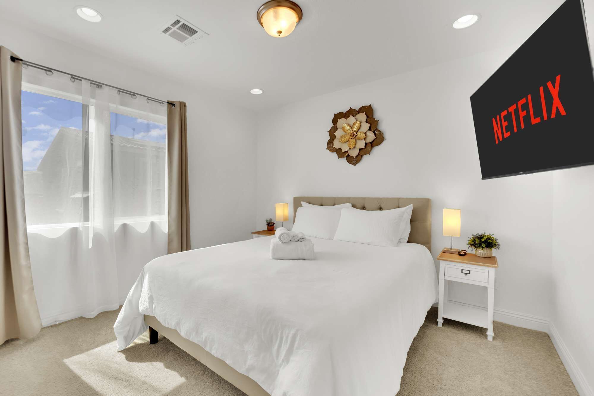 5 slaapkamers, een bureau, een strijkplank/strijkijzer, reisbedje