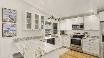 冰箱、微波炉、烤箱、炉灶