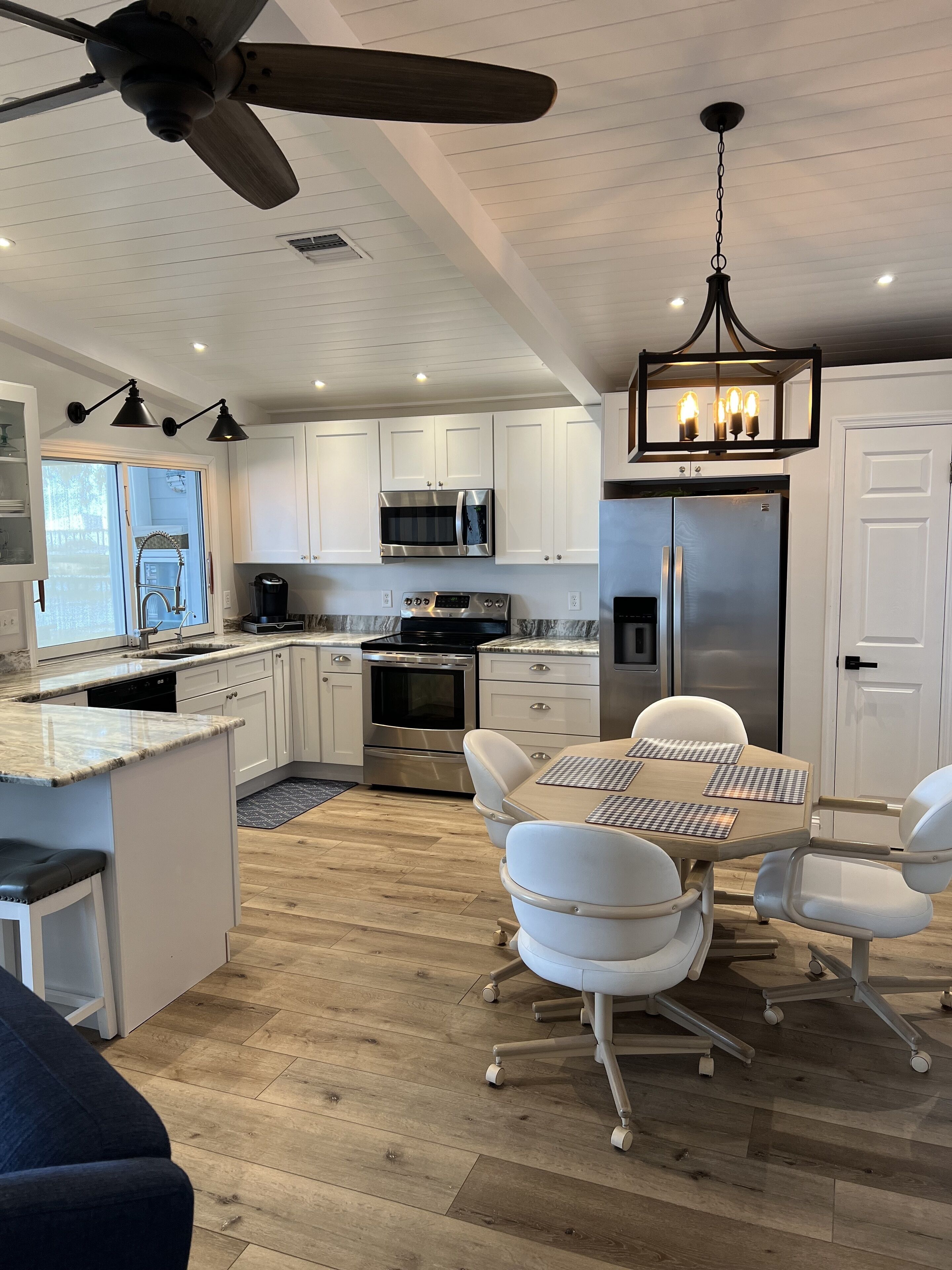 Refrigerador, microondas, horno y parrilla de estufa 