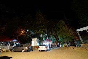 Free self-parking, free valet parking - Sapphire Hut MCM (Murree)