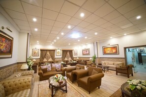 Camera Business con letto matrimoniale o 2 letti singoli | Area soggiorno | TV LED 42 pollici con canali via cavo