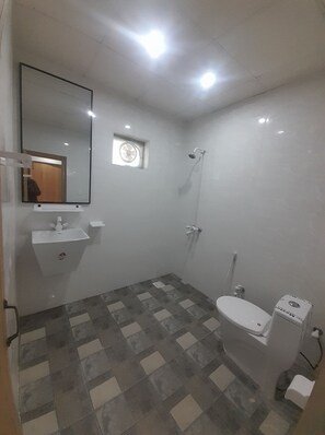 商務雙人或雙床房 | 浴室 | 淋浴設備、雨淋花灑、名牌梳洗用品、風筒